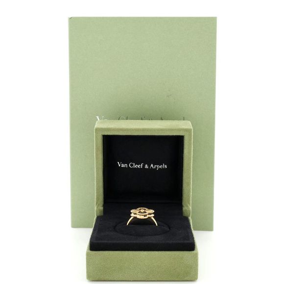 Van Cleef & Arpels Vintage Alhambra Ring Guilloche 18K Yellow Gold - - Picture 2 of 4